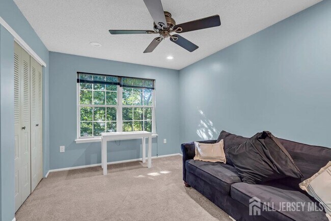 Building Photo - 66 Iroquois Dr