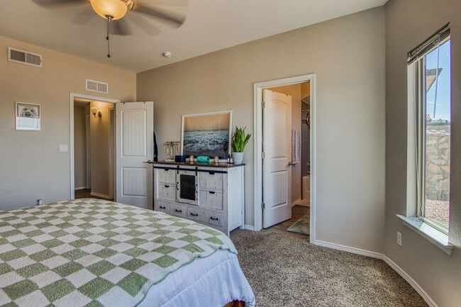 Building Photo - Beautiful Modern & Contemporary House 3 beds-2 baths in 79932