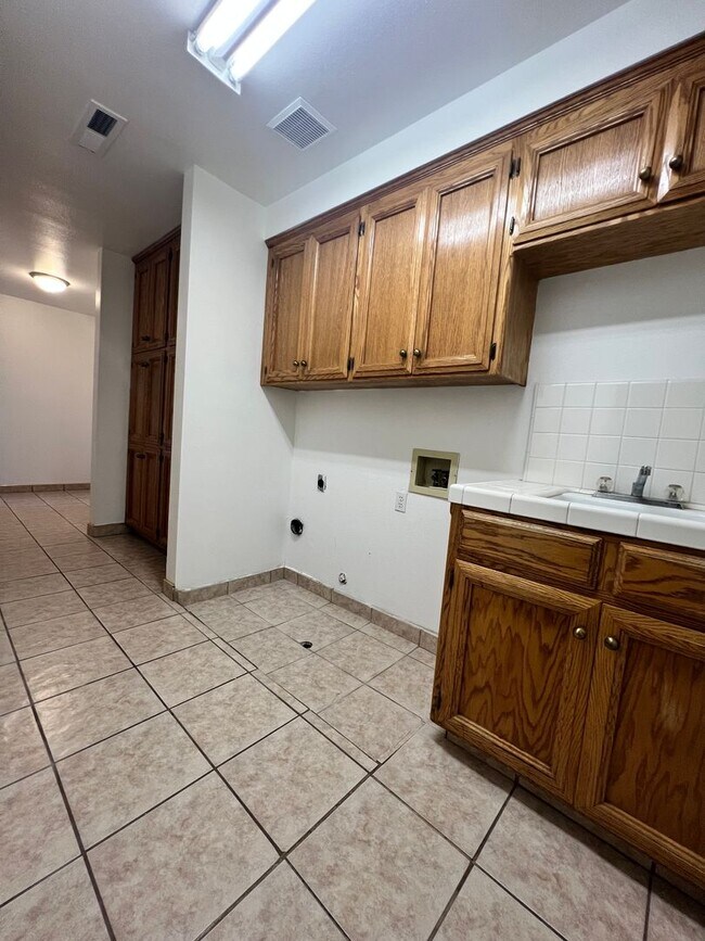 Building Photo - For Rent – Spacious 3 Bed / 2 Bath | 2,660 Sq Ft | West Madera