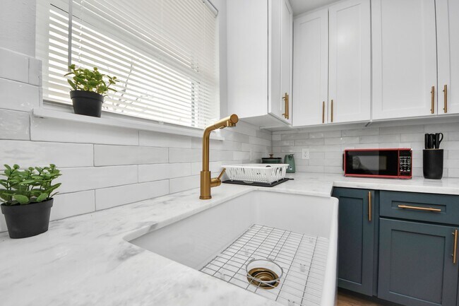 Building Photo - 5115 Clay St