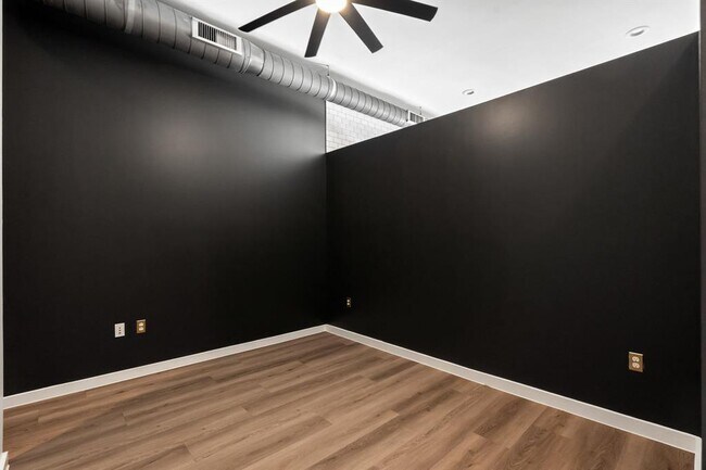 Building Photo - 2124 E 6th St