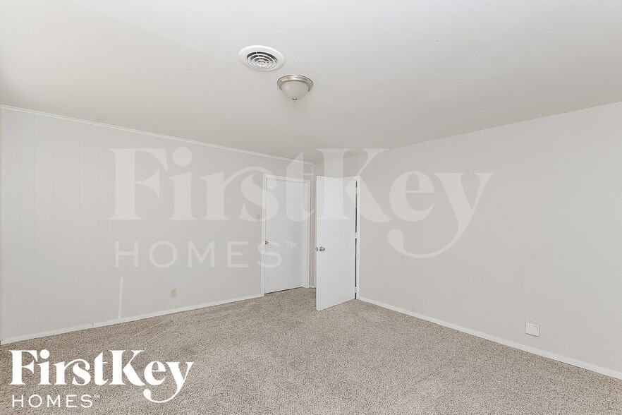 Building Photo - 2202 Lockwood Dr