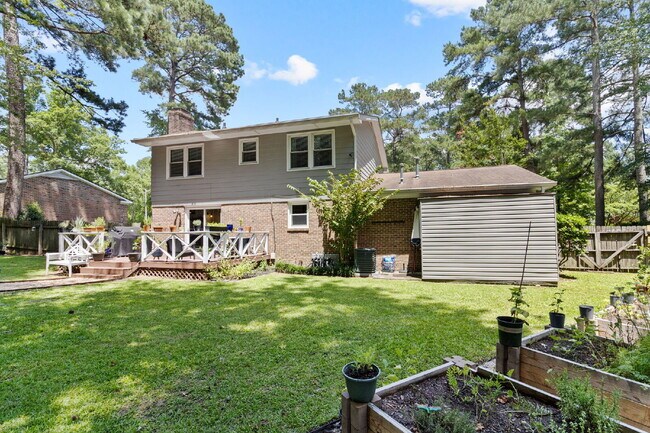 Building Photo - Spacious 4-Bedroom Haven with 3 Full Baths...
