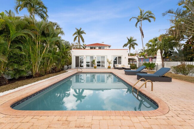 Building Photo - 114 S Lake Dr