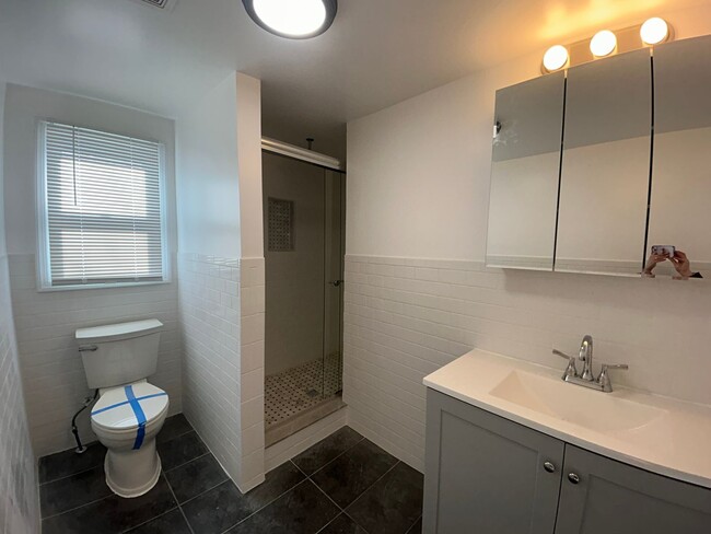 Building Photo - Newly Renovated 5 Bedroom 2 Bathroom Singl...