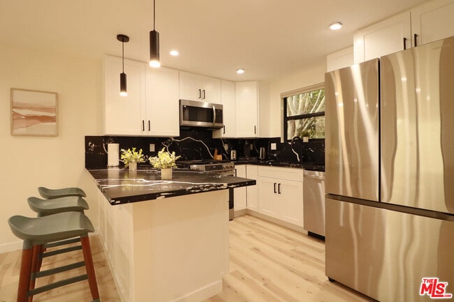 Building Photo - 918 N San Vicente Blvd