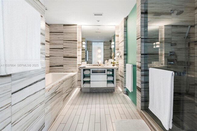 Building Photo - 2201 Collins Ave