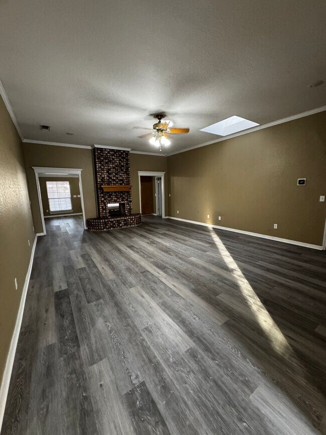 Building Photo - 4 Bedrooms 3 bathrooms, OFFICE 2 living rooms, and 2 car garage