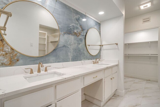 Building Photo - Easy Townhouse Living