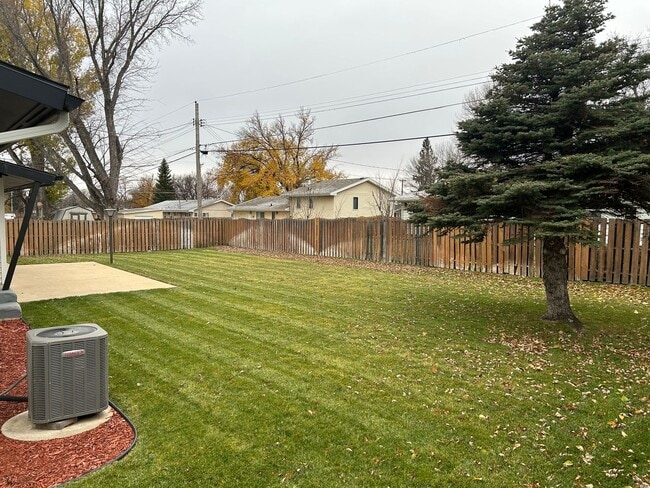 Building Photo - 3 Bedroom, 1.5 Bathroom House