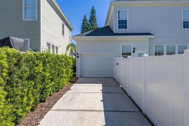 Building Photo - 212 Ficus St
