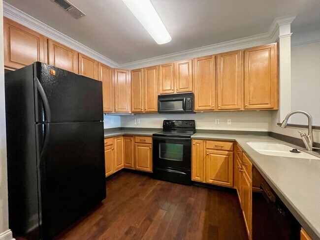 Building Photo - Available May 11th. GROUND FLOOR 3BR/2 BA Condo in Riverland Woods!