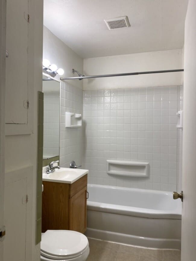 Building Photo - STUDENTS WELCOME! 3 Bedroom/ 1 Bathroom Home One Block from CSU