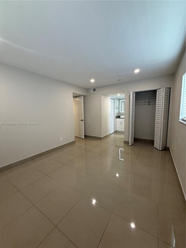 Building Photo - 100 SE 5th Ave