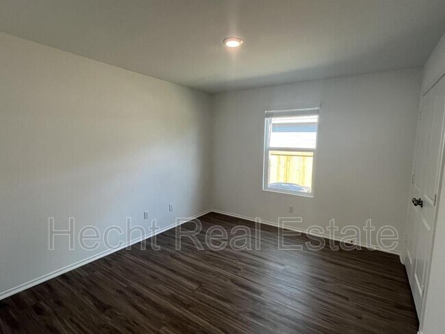 Building Photo - 283 Silver Glen Dr