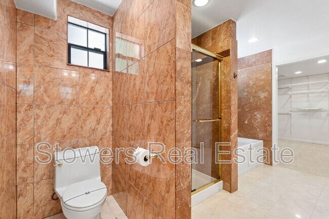 Building Photo - 1121 Douglas Ct