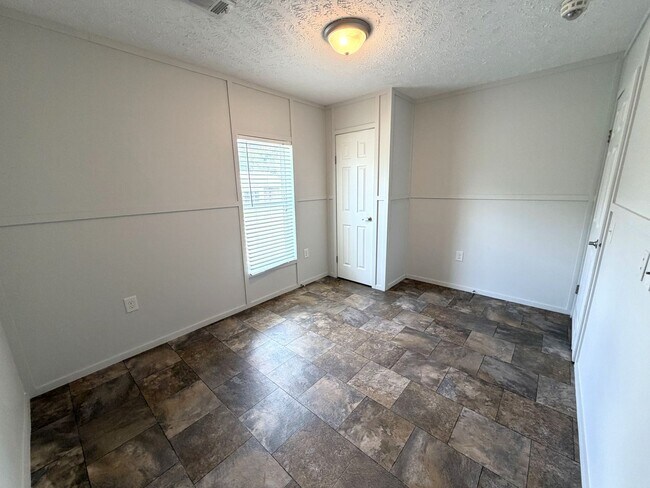Building Photo - 2-Bed Mobile Home | Water, Trash & Lawn Care Included!