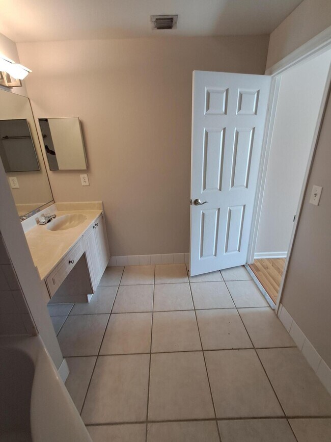 Building Photo - 2100 Greenview Shores Blvd