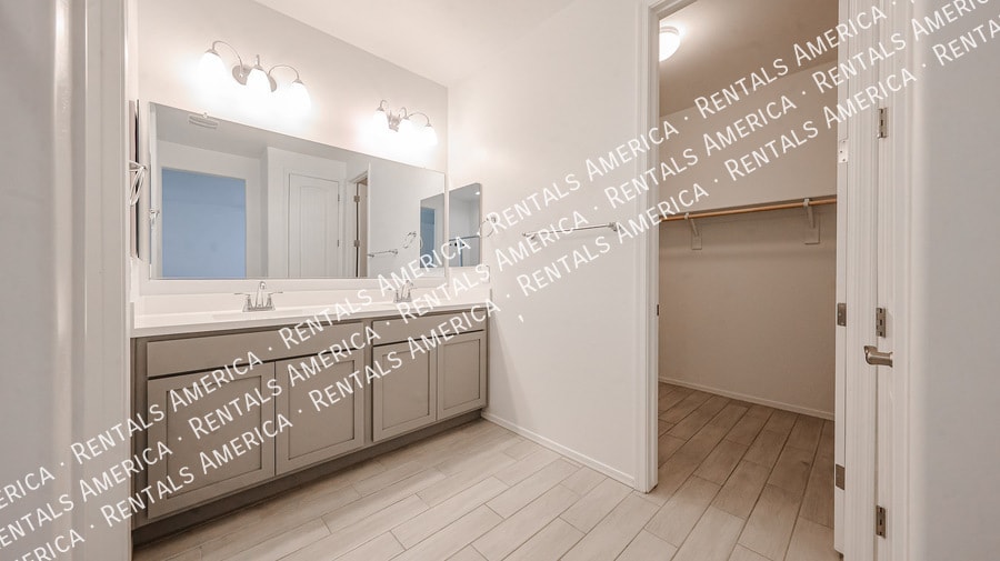 Building Photo - 15689 W Woodlands Ave