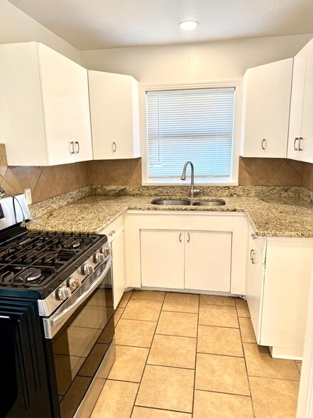 Kitchen - 231 Storeywood Dr