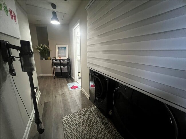 Building Photo - 130 Morning Glen Dr