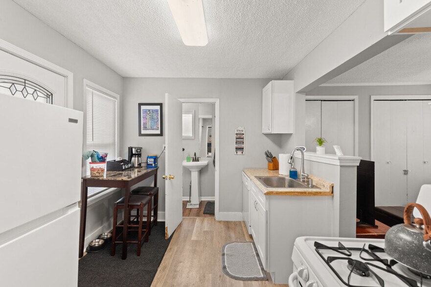 Building Photo - 1326 W 69th St