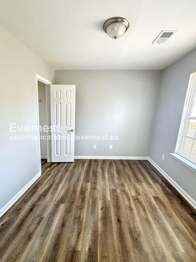 Building Photo - 4 Bed/2 Bath Home with Off-Street Parking / Pet-Friendly / Vouchers Accepted / Coming Soon!