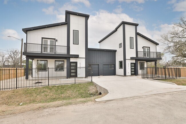 Building Photo - 8220 Bonaire St
