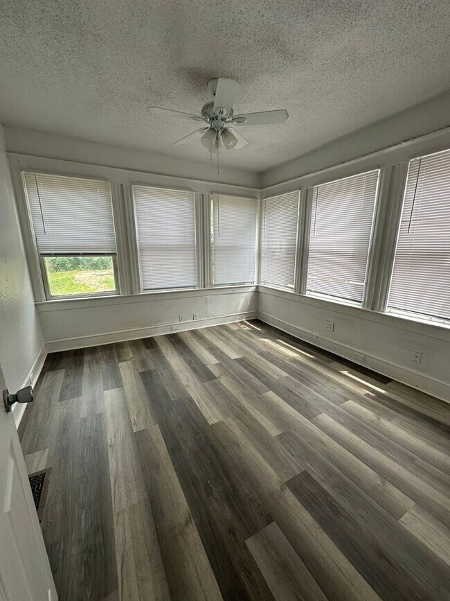 Building Photo - 4 bedroom 1.5 bath