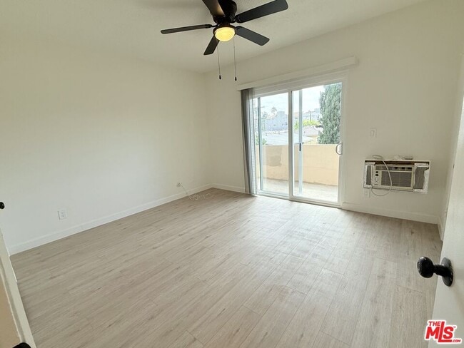 Building Photo - 10840 Camarillo St