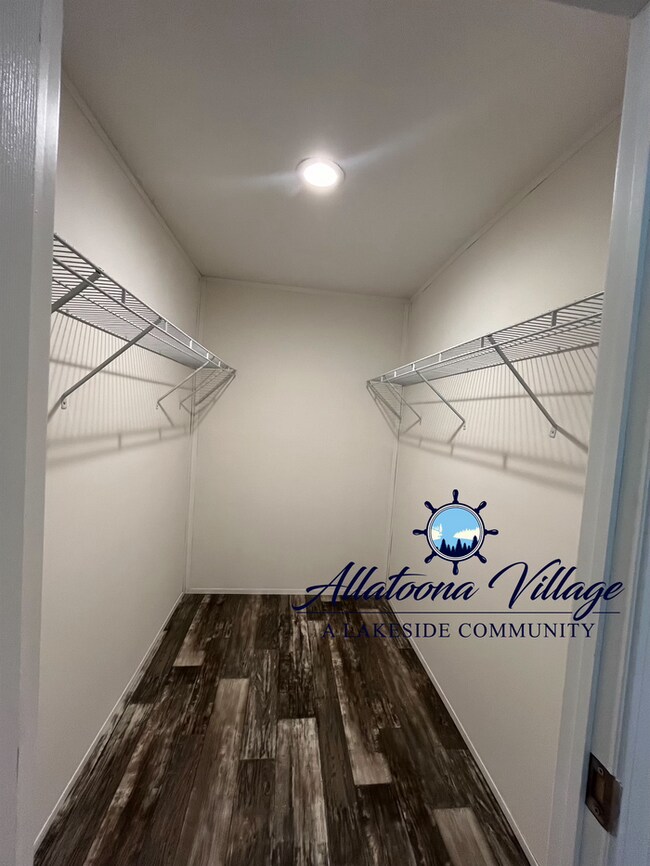 Building Photo - MOVE IN SPECIAL 3BR/2Bth offering Private Lake Access, Open Floor Plan, Pet Friendly