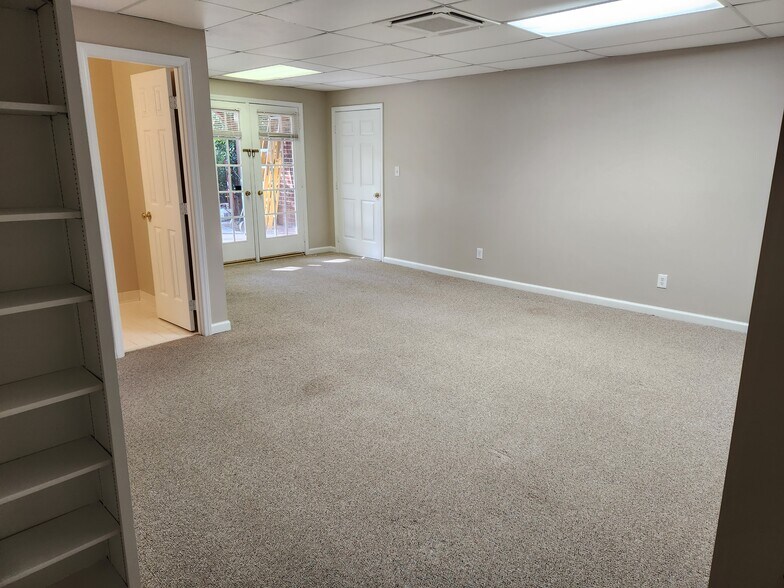 Building Photo - 103 Thornewood Dr
