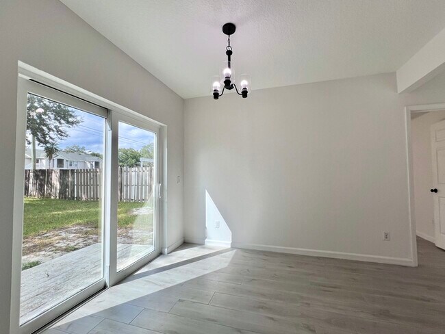 Building Photo - Beautifully Updated 4 bed 2 bath 2 car gar...