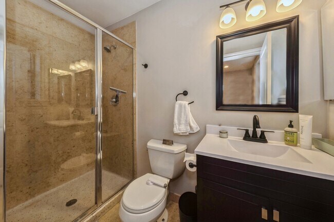 Building Photo - 924 W Schubert Ave