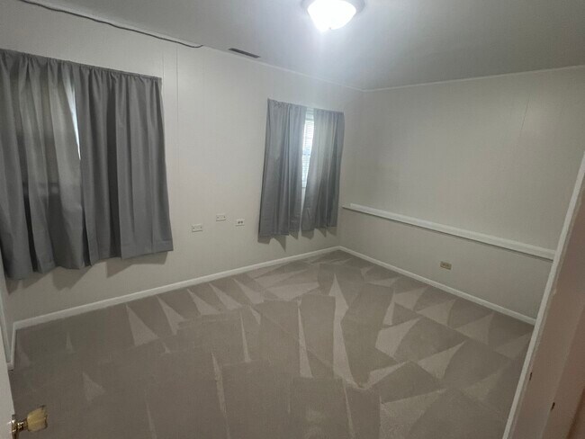 Building Photo - 204 Basswood Dr