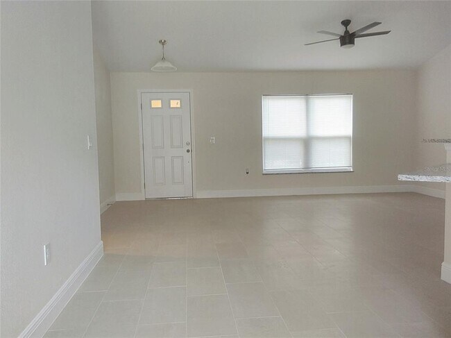 Building Photo - 1562 Schaub Ave