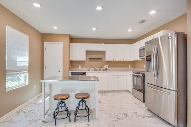 Building Photo - 3-Bed, 2-Bath Modern Home in Prime Locatio...