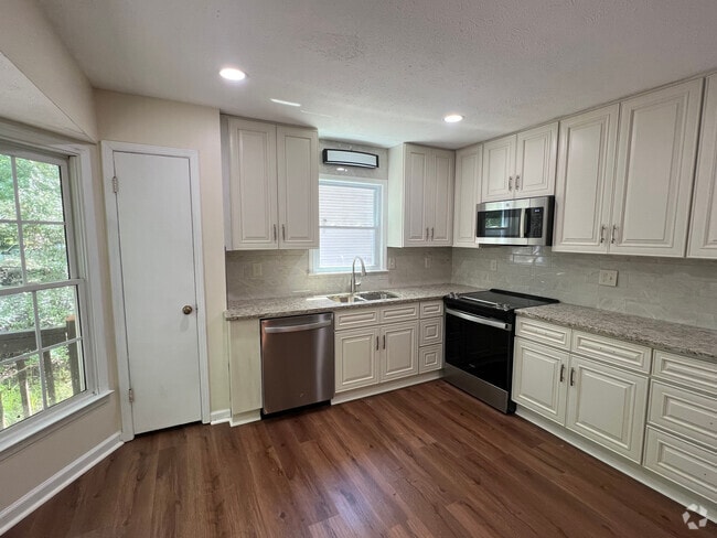 Building Photo - 2410 Hillboro Cir S W