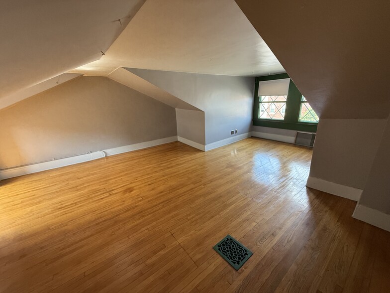 Building Photo - 411 Bluff St