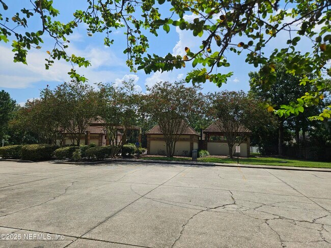 Building Photo - 2715 Lantana Lakes Dr