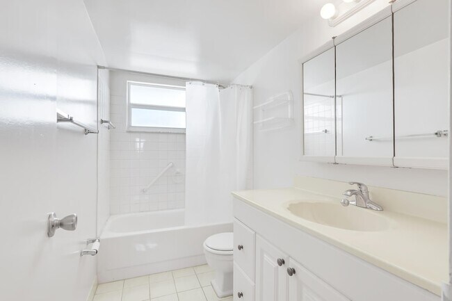 Building Photo - 2555 NE 11th St