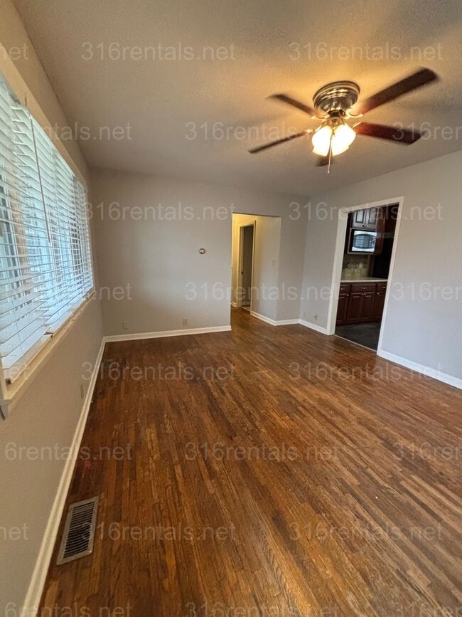 Building Photo - 3 bed 1 bath house for rent now!