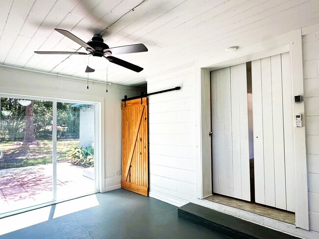 Building Photo - On Island, Close to Historic District & Be...