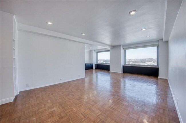 Building Photo - 320 Fort Duquesne Blvd