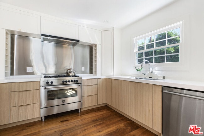 Building Photo - 3472 Rowena Ave