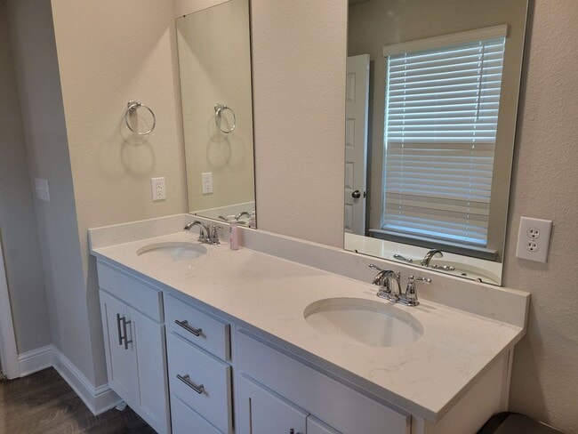 Building Photo - Large 4-bedroom home located in the South ...