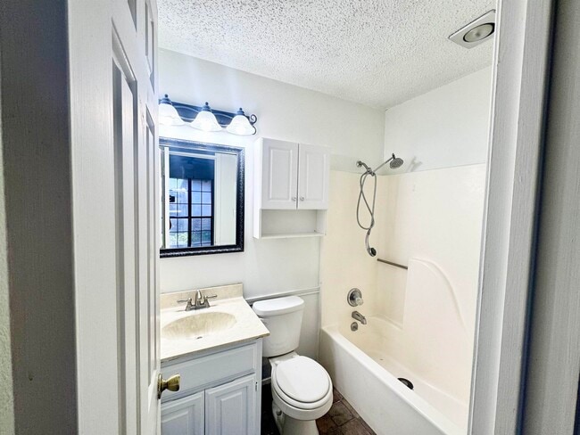 Building Photo - 200 Martingale