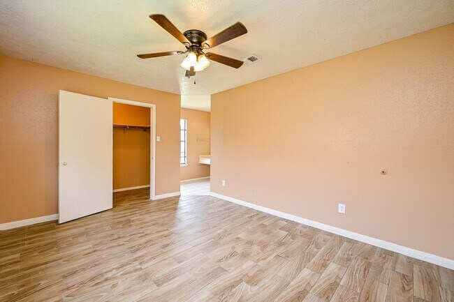 Building Photo - Nice 4 bd Rm Single Family Home