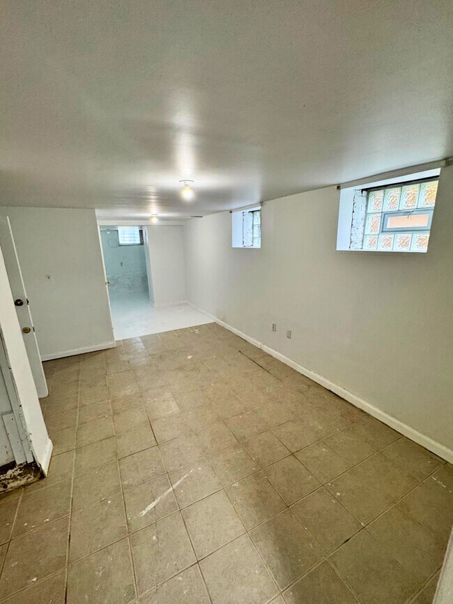 Building Photo - 548 Radnor Ave
