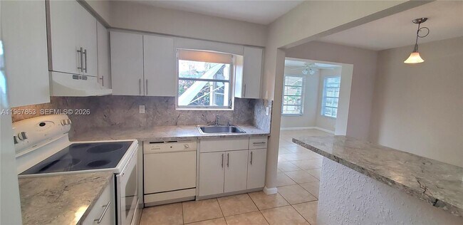 Building Photo - 1900 N 32nd Ct